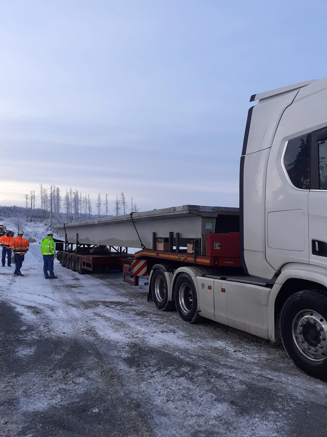 Bock - Eich- und Wägetechnik - Menschen stehen in der Nähe von Anhänger im Schnee